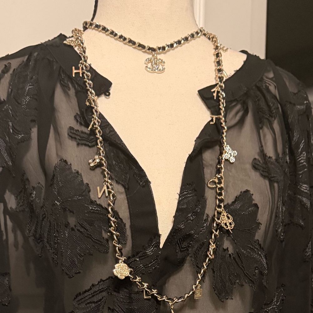 Elegant charm necklace with black leather and gold with